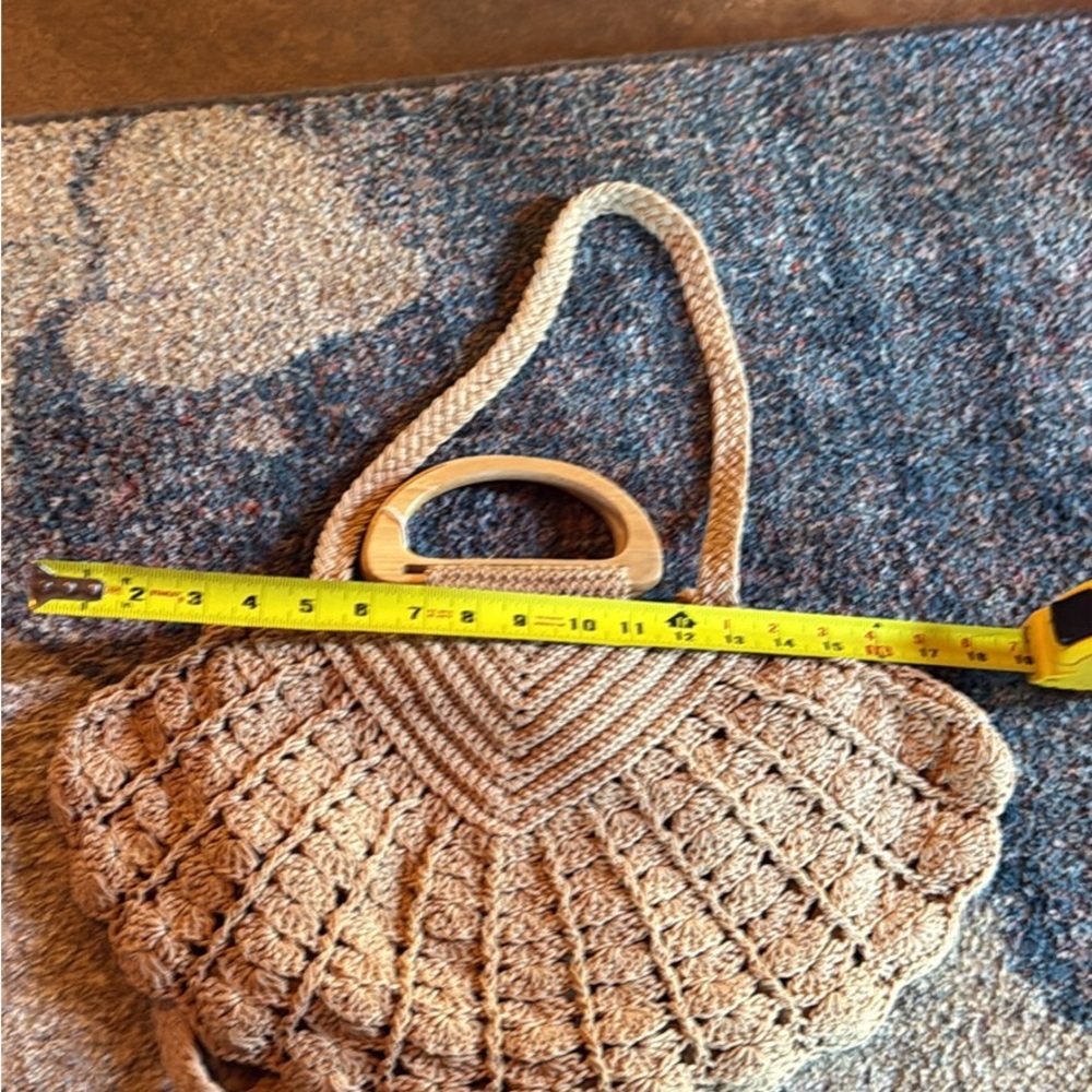 Urban Expressions Women's Natural scallop shell purse clutch